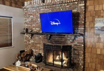 Beautiful decorated cabin 7000 feet above the clouds has Balcony rooms