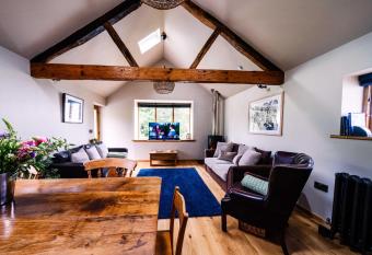 Wild Snowdonia Cottage with Panoramic Sea Mountain and Sunset Views has Balcony rooms