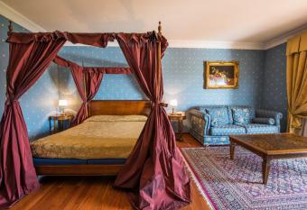 Hotel Bramante has rooms with a private hot tub