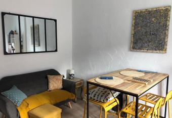 100 m  tres de la plage aper  u mer allows 18 year olds to book a room