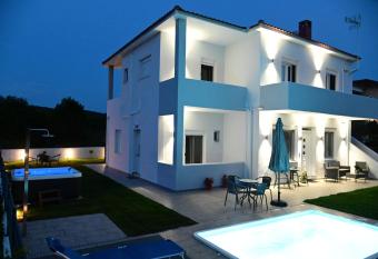 BIG BLUE HOTEL has Balcony rooms