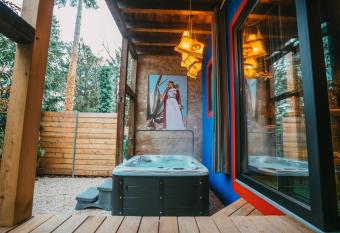 Domaine Boh  me I art de vivre has rooms with a private hot tub