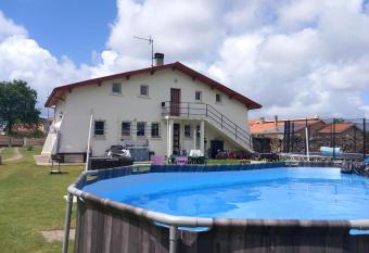 La maison des Landes has Balcony rooms