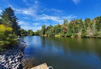 River Cottage, Canoe, Kayaks, Hot Tub, Relaxation has rooms with a private hot tub