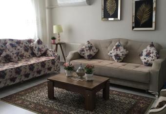 100m2 apartment, central location, free parking has Balcony rooms