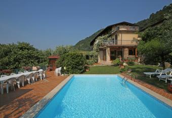 Casale Massina has Balcony rooms