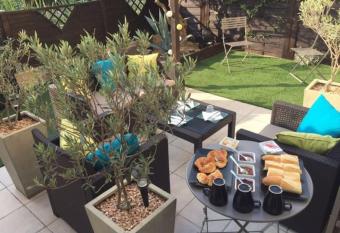 Chambre    500 m des remparts allows 18 year olds to book a room