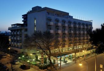 Hotel Poker allows 18 year olds to book a room