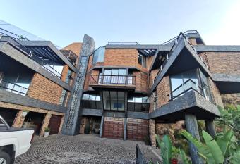 Manor on the Hill has Balcony rooms