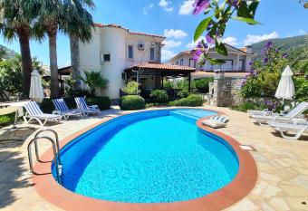 Villa Utopia has Balcony rooms