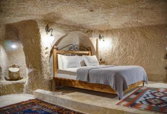 Karma Suites Cappadocia has rooms with a private hot tub