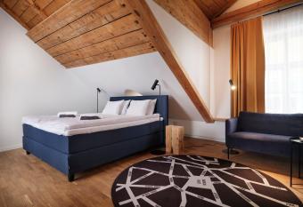 LJ5 - Old Town Rooms with Exclusive shared Roof Terrace has Balcony rooms