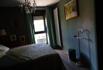 BOIS DE CHENES HOUSE has rooms with a private hot tub