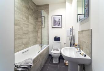 Bayard Plaza Apartments has Balcony rooms