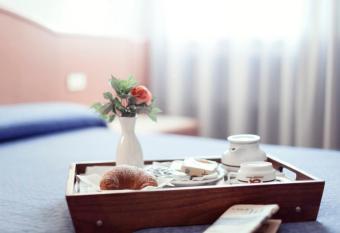 Alfa Fiera Hotel has rooms with a private hot tub