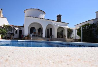  Casa Empuria  aan kanaal met zwembad en aanlegsteiger allows 18 year olds to book a room