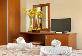 Villa NS Velji Vinogradi allows 18 year olds to book a room