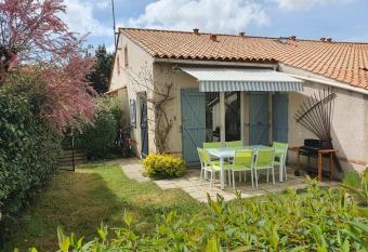 Petite maison dans r  sidence avec piscine proche plage et centre ville    pied has Balcony rooms