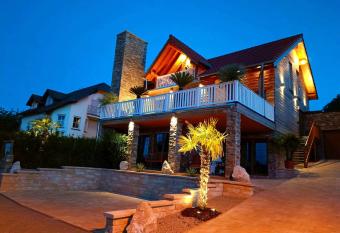 Luxus Ferienwohnung Chalet Seen  he has rooms with a private hot tub