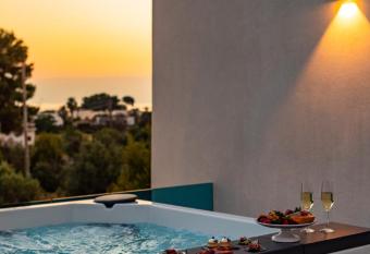 Giardino Dei Pini has rooms with a private hot tub