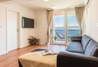 Sea view apartment Celina has Balcony rooms