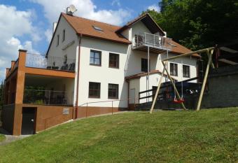 Ubytovac   za    zen   has Balcony rooms