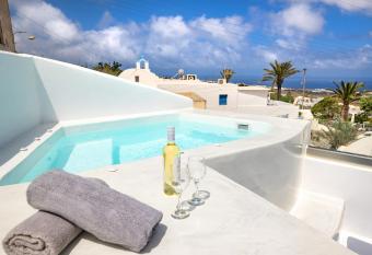 Sunborn Oia Suites has rooms with a private hot tub