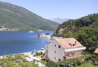 Stevovic Apartments has Smoking/Balcony rooms