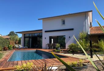 La villa du golf allows 18 year olds to book a room