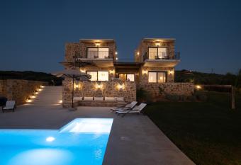 Family und Golf Villa Laguna Towers Gialova Navarino allows 18 year olds to book a room