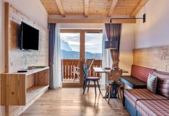 Hatzes App Langkofel has Balcony rooms
