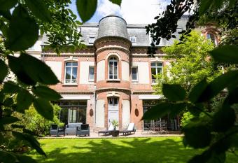 La Villa Mora SPA allows 18 year olds to book a room