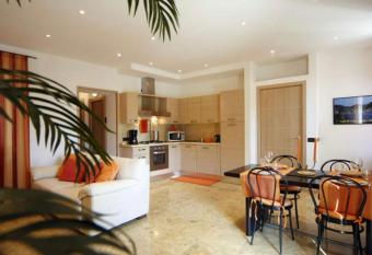 Gorgeous 1 double bedroom apartment has Balcony rooms