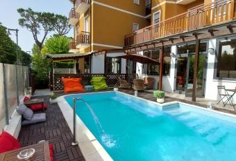 Maison des Roses allows 18 year olds to book a room