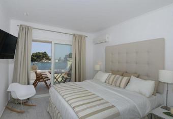 Melanders allows 18 year olds to book a room