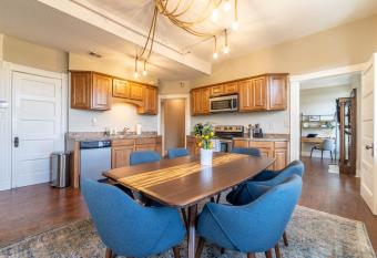 Sleep 16 5BR 4BA 9Bed The Swepson Bungalow has Balcony rooms