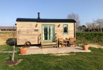 Coldharbour Luxury Shepherds Hut has Balcony rooms