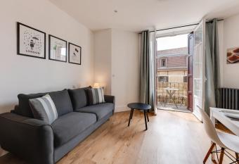 Le Mont Blanc - Charming T1 ideal for 2 people with balcony allows 18 year olds to book a room