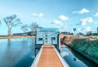 Homeboat Glamping has Balcony rooms