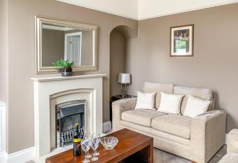 Cedar House - Free Parking - York Holiday Home - Sleeps 12 With Sister Property has Balcony rooms