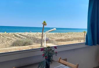 T3 avec magnifique vue mer allows 18 year olds to book a room