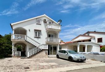 Apartmani Aneri has Balcony rooms