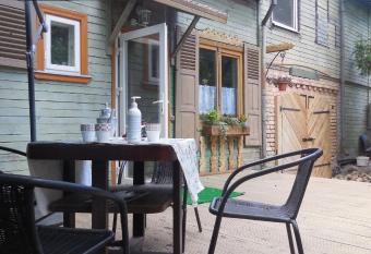 Lucky Horse Ranch allows 18 year olds to book a room