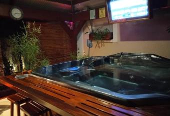 Tampa Bay beautiful apartment and private jacuzzi has rooms with a private hot tub