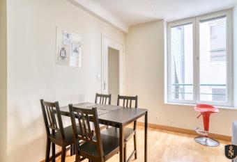 Peaceful apartment in the heart of Caen allows 18 year olds to book a room