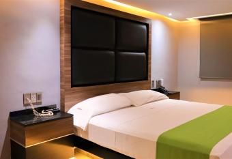 Auto-Hotel Playa Linda allows 18 year olds to book a room