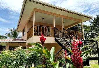 Bungalows Malu has rooms with a private hot tub