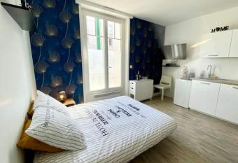 Superbe studio proche du centre-ville de Reims allows 18 year olds to book a room