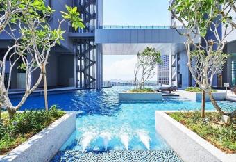 Homestay Shah Rizki at Imperio with swimming pool muslim friendly has rooms with a private hot tub