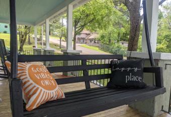The Ouachita Depot has rooms with a private hot tub